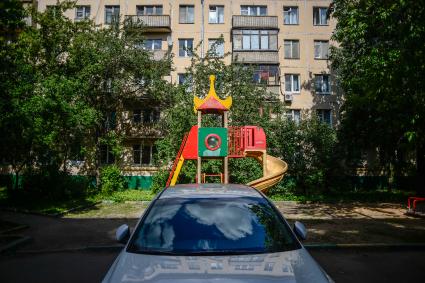 Москва. Детская площадка во дворе дома в Петровско-Разумовском проезде.