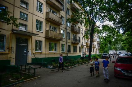 Москва. Дети во дворе дома в Петровско-Разумовском проезде.