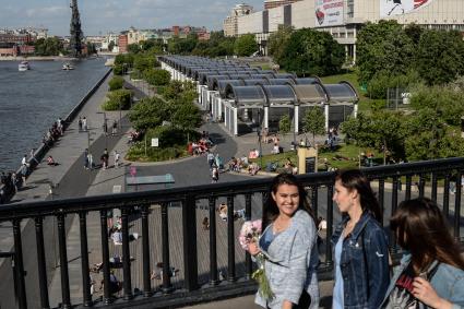 Москва. Вид на Крымскую набережную и парк Музеон с Крымского моста.