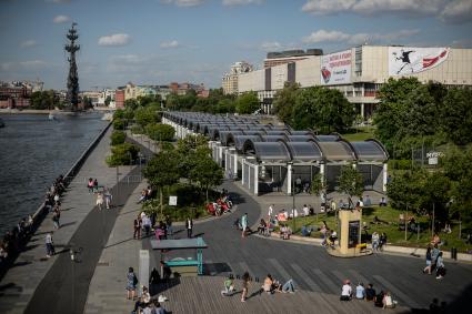 Москва. Вид на Крымскую набережную и парк Музеон с Крымского моста.