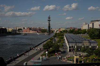 Москва. Вид на Крымскую набережную и парк Музеон с Крымского моста.