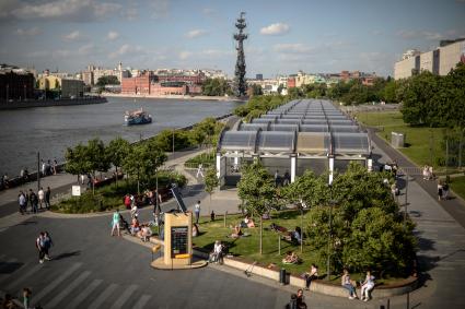 Москва. Вид на Крымскую набережную и парк Музеон с Крымского моста.