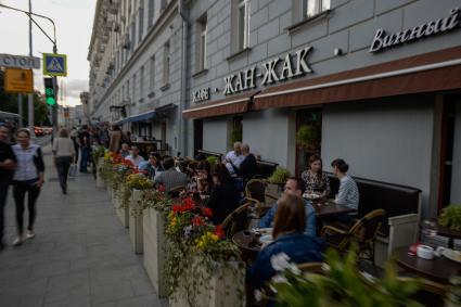 Москва. Посетители в уличном кафе на Никитском бульваре.