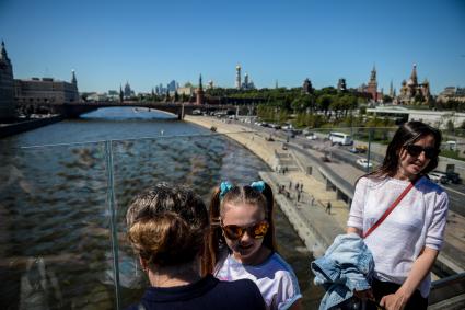 Москва.  Посетители на `Парящем мосту` в природно-ландшафтном парке `Зарядье`.