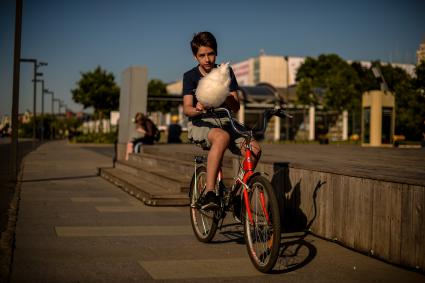 Москва.  Молодой человек на велосипеде  на Крымской набережной.