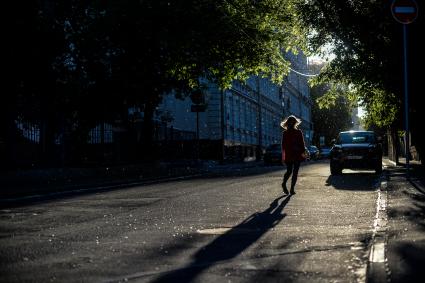 Москва. Тополиный пух в Хлебном переулке.