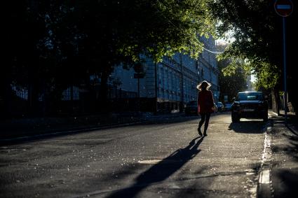 Москва.  Тополиный пух в Хлебном переулке.