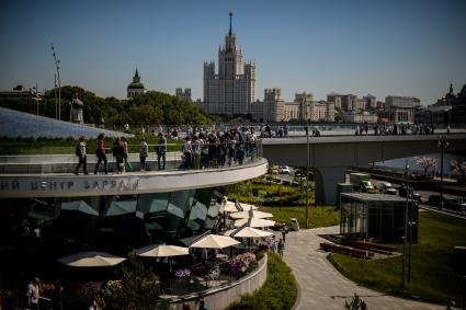 Москва. Посетители на `Парящем мосту` в природно-ландшафтном парке `Зарядье`.