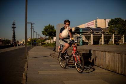 Москва.  Молодой человек на велосипеде  на Крымской набережной.