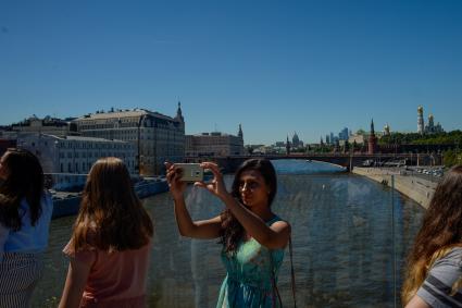 Москва.  Посетители на `Парящем мосту` в природно-ландшафтном парке `Зарядье`.