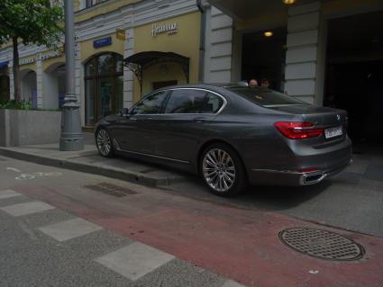 Москва.   Автомобиль, припаркованный на тротуаре на Неглинной улице.