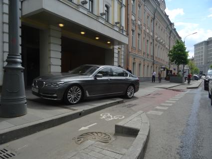 Москва.   Автомобиль, припаркованный на тротуаре на Неглинной улице.