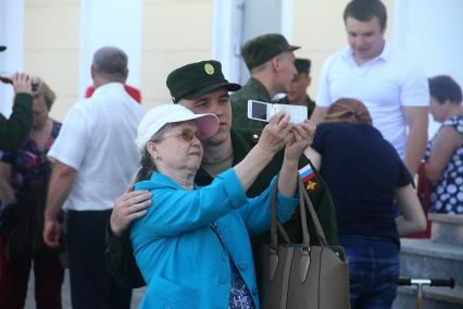 Нижний Новгород. Призывник перед отправкой  на службу в Президентский полк.