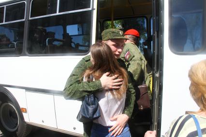 Нижний Новгород. Призывник прощается с девушкой перед отправкой  на службу в Президентский полк.