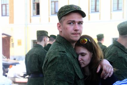 Нижний Новгород. Призывник прощается с девушкой перед отправкой  на службу в Президентский полк.