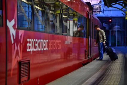 Москва. К чемпионату мира по футболу 2018 запустили дополнительные ночные рейсы `Аэроэкспресс` на Белорусском вокзале.