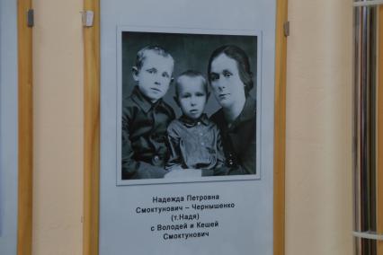 Красноярск. Будущий актер Иннокентий Смоктуновский (Смоктунович) (слева) вместе с младшим братом Володей и тетей Надей.