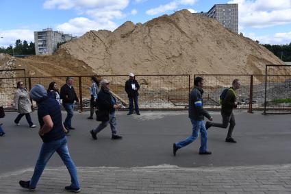 Москва.   Прохожие  у станции метро `Выхино`.