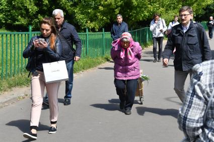 Москва.   Прохожие на одной из улиц города.