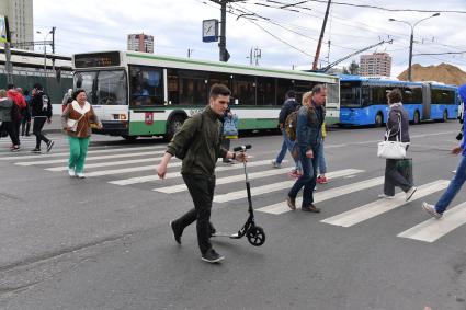 Москва.   Люди переходят дорогу по пешеходному переходу.