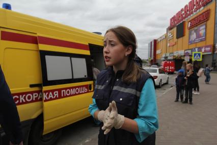 Иркутск. Врачи Скорой помощи возле ТРЦ `Комсомолл`, где во время представления в научно-развлекательном центре `Гравитация` дети получили ожоги.