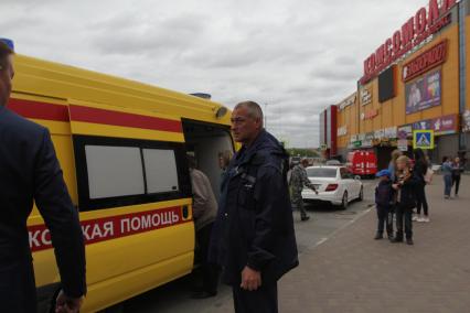 Иркутск. Врачи Скорой помощи возле ТРЦ `Комсомолл`, где во время представления в научно-развлекательном центре `Гравитация` дети получили ожоги.