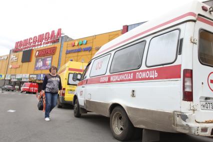 Иркутск. Машины Скорой помощи возле ТРЦ `Комсомолл`, где во время представления в научно-развлекательном центре `Гравитация` дети получили ожоги.