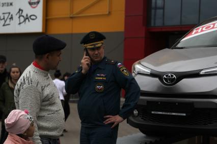 Иркутск. Глава ГУ МЧС России по Иркутской области Валентин Нелюбов возле ТРЦ `Комсомолл`, где во время представления в научно-развлекательном центре `Гравитация` дети получили ожоги.