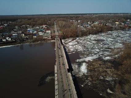 Балашов. Вид сверху на разлившуюся реку Хопер и подтопленные окраины города.