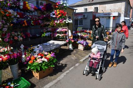 Балашов. Продажа искуственных цветов на улице города.