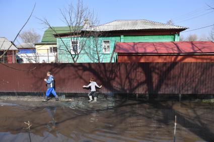 Балашов. Дети идут по улице, подтопленнй во время паводка.