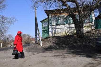 Балашов. Женщина на улице города.