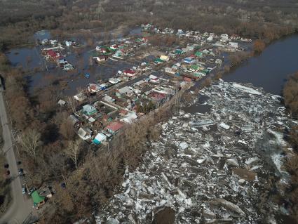 Балашов. Вид сверху на разлившуюся реку Хопер и подтопленные окраины города.