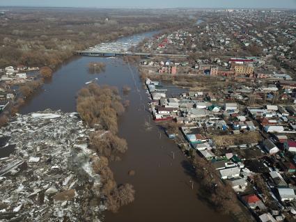 Балашов. Вид сверху на разлившуюся реку Хопер и подтопленные окраины города.