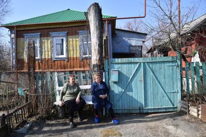 Балашов. Местные жительницы сидят на скамейке у ворот дома.