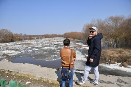 Балашов. Молодые люди на мосту смотрят за разливом реки Хопер.