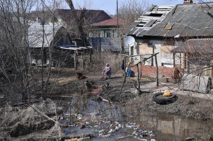 Балашов. Местные жители на улице, подтопленной во время паводка.