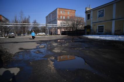 Балашов. Корреспондент `Комсомольской правды` Владимир Ворсобин у  входа в редакцию газеты  `Балашовская правда.`