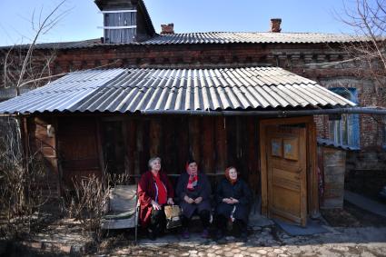 Балашов. Пожилые женщины сидят во дворе старого дома.