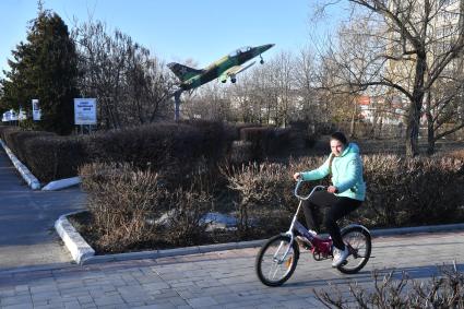 Балашов. Девочка катается на велосипеде в парке имени Куйбышева.