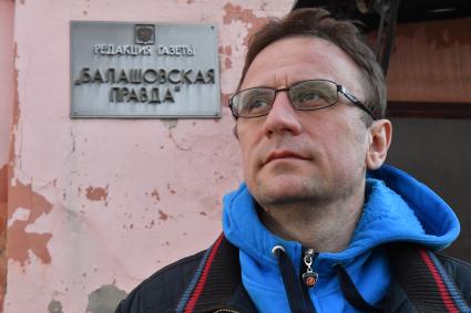 Балашов. Корреспондент `Комсомольской правды` Владимир Ворсобин у входа в редакцию газеты `Балашовская правда.`