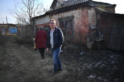Балашов. Корреспондент `Комсомольской правды` Владимир Ворсобин у входа в редакцию газеты `Балашовская правда.`