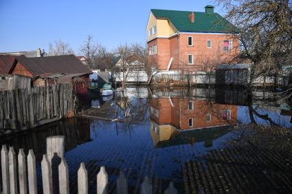 Балашов. Дворы частных домовладений, подтопленных во время паводка.