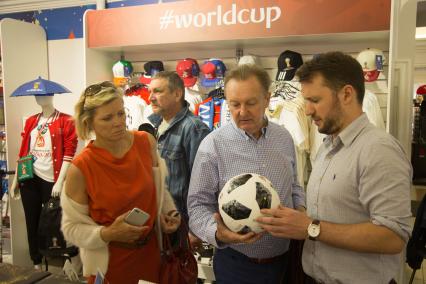 Санкт-Петербург.   Посетители  в магазине атрибутики чемпионата мира по футболу FIFA 2018.