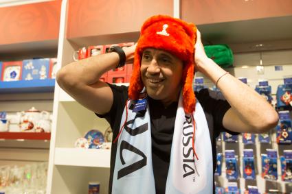 Санкт-Петербург. Аргентинский футболист Эрнан Креспо в магазине атрибутики чемпионата мира по футболу 2018 по футболу.