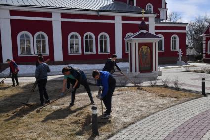 Борисоглебск. Молодые люди убирают территорию перед храмом.