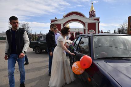 Борисоглебск. Свадебный кортеж перед храмом Бориса и Глеба.