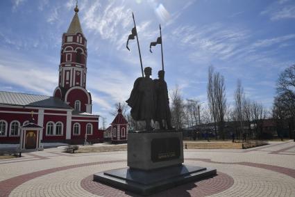 Борисоглебск. Памятник святым Борису и Глебу перед храмом.