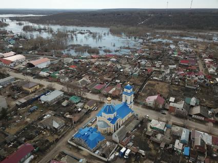 Борисоглебск. Вид города сверху на разлившуюся реку Ворону и храм иконы Казанской Божией Матери .