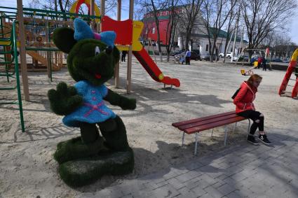 Борисоглебск. Девушка сидит на детской площадке.